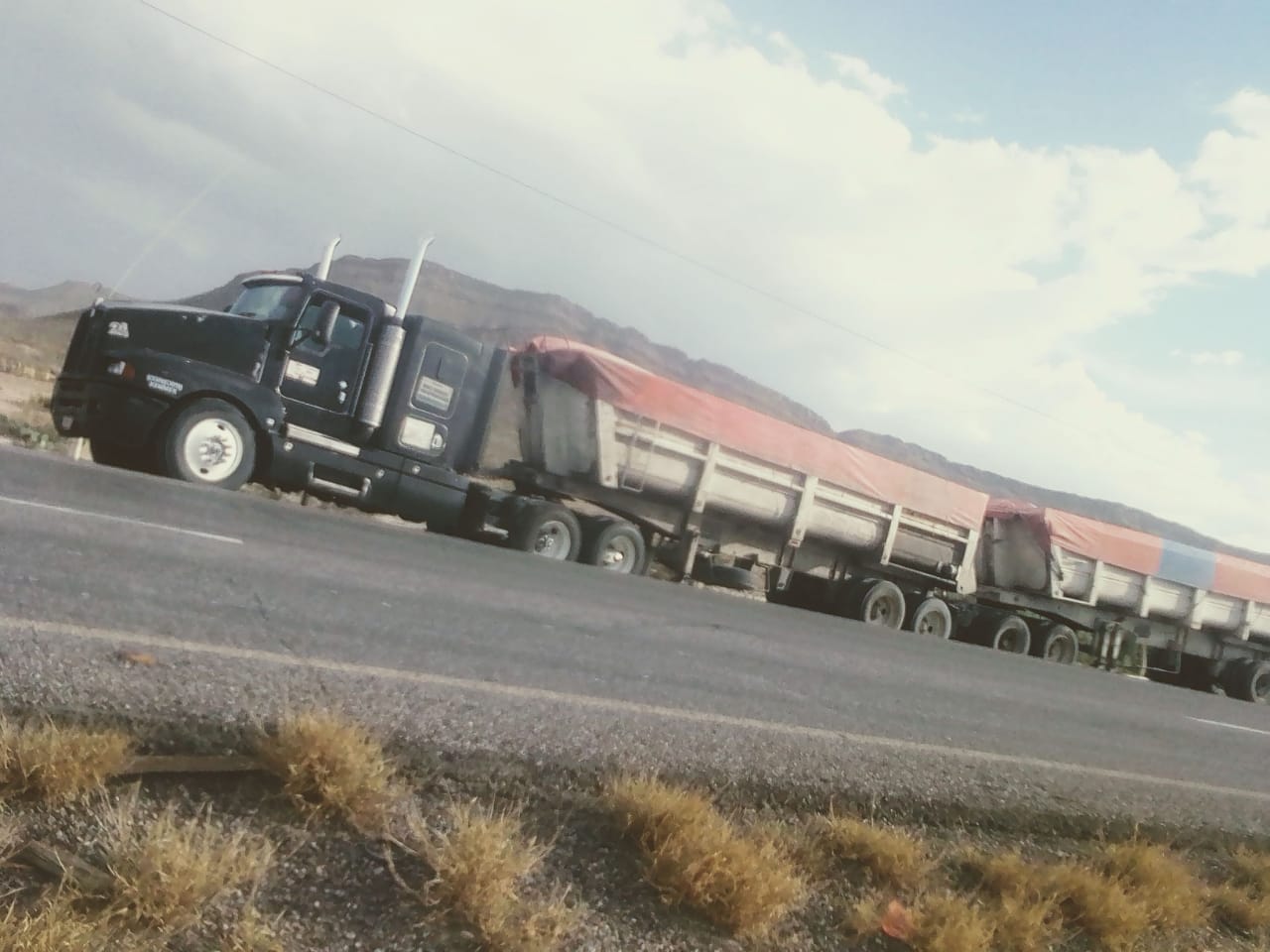 Tractocamión TMV Transportes Kenworth con volteo full operando en Coahuila